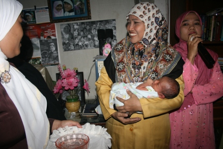 Ibu Nur Hayati menggendong Dhia untuk diberikan doa perserta pengajian. Terima kasih Bu Nur